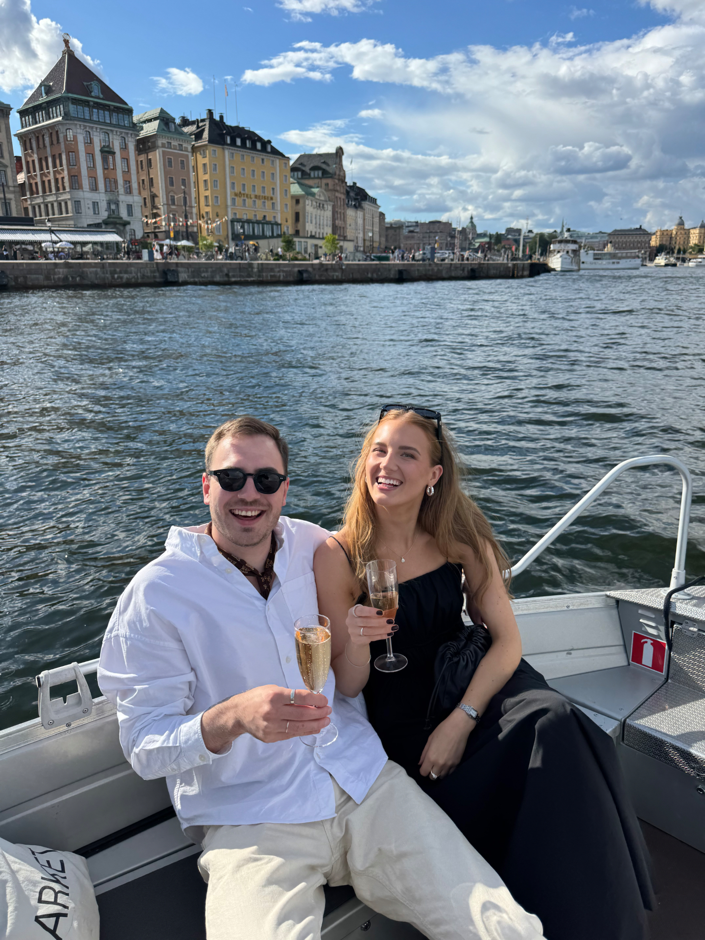 Guests with champagne